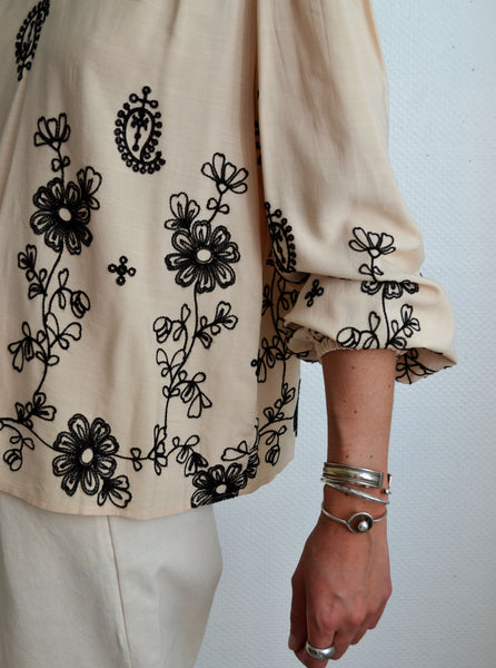 Blouse broderies noires Fleuries