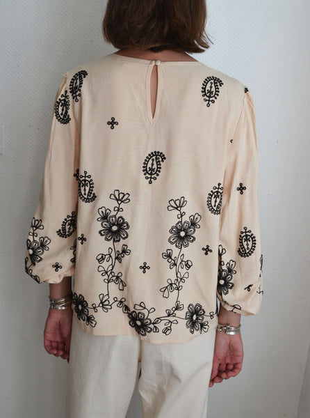 Blouse broderies noires Fleuries