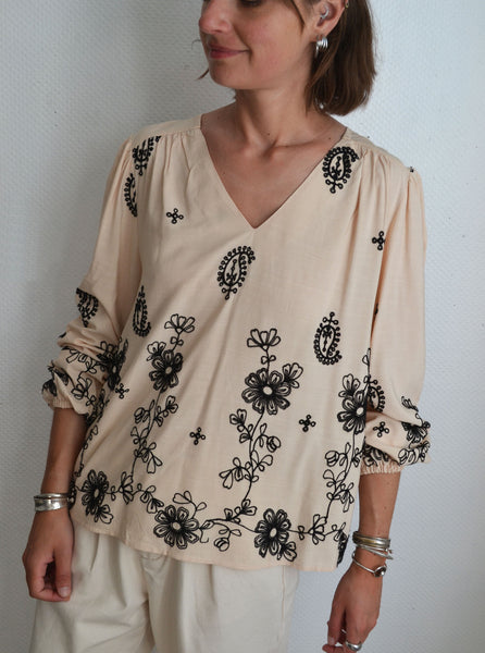 Blouse broderies noires Fleuries