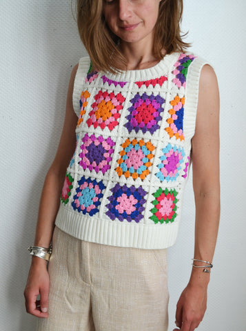 Pull sans manche en crochet coloré