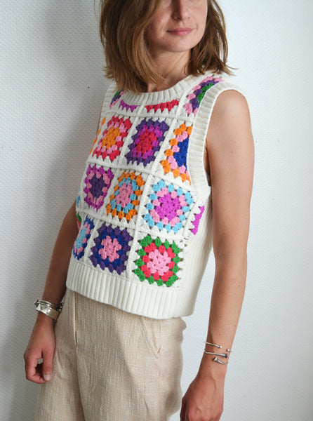 Pull sans manche en crochet coloré