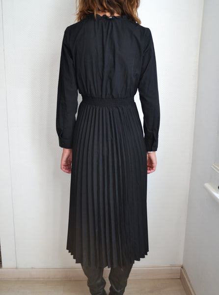 Robe Noire Plissée