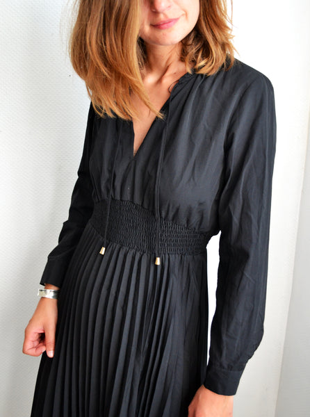 Robe Noire Plissée