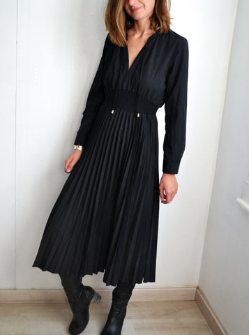 Robe Noire Plissée
